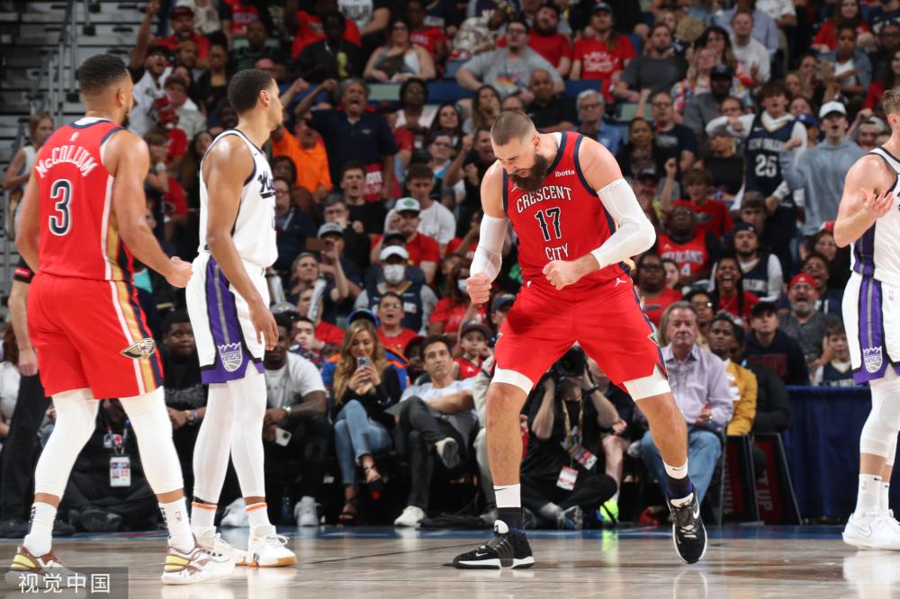 现得更加默 现得更加默